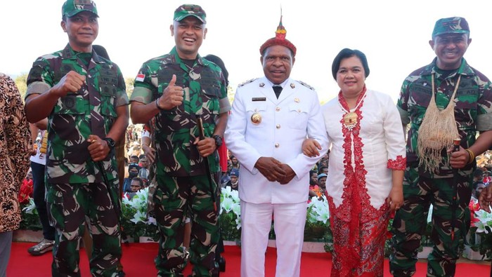 Komandan Korem 172/PWY Brigjen TNI Juinta Omboh Sembiring bersama Pj Gubernur Papua Pegunungan Nikolaus Kondomo.