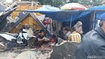 Rumah Hancur, Pengungsi Gempa Cianjur Dirikan Tenda di Kolam Lele