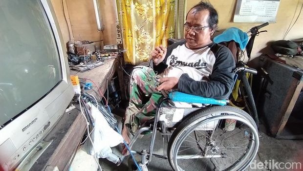 Pasangan disabilitas di Magelang, Solikhin (55) dan Tunah (44), yang mengandalkan hidup dari buka jasa servis barang elektronik. Foto diambil Rabu (23/11/2022).