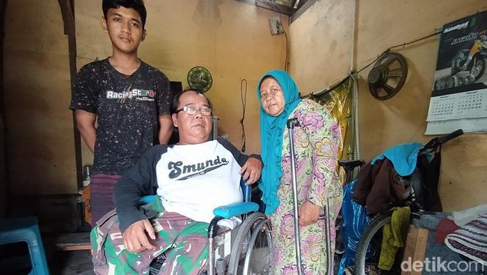 Pasangan disabilitas di Magelang, Solikhin (55) dan Tunah (44), yang mengandalkan hidup dari buka jasa servis barang elektronik. Foto diambil Rabu (23/11/2022).