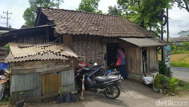 Pasangan disabilitas di Magelang, Solikhin (55) dan Tunah (44), yang mengandalkan hidup dari buka jasa servis barang elektronik. Foto diambil Rabu (23/11/2022).