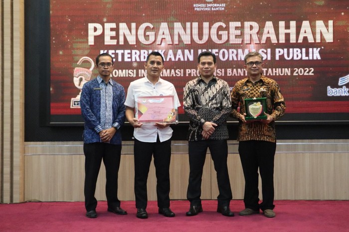 Pemerintah Kota Tangerang Selatan meraih predikat Badan Publik Informatif Tahun 2022 se-Provinsi Banten