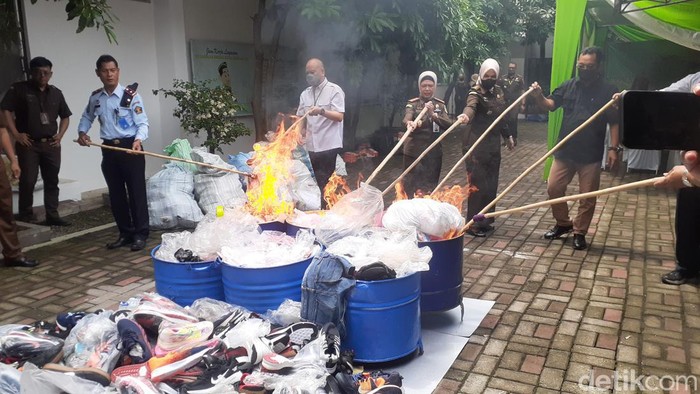 Pemusnahan barang bukti hasil kejahatan di Kejari Semarang, Rabu (23/11/2022).