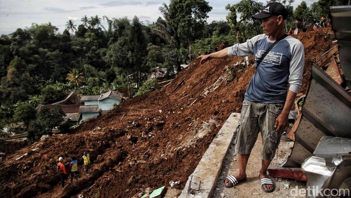 Penampakan Longsor Imbas Gempa di Desa Cijedil Cianjur Gempa yang terjadi di wilayah Cianjur, Jawa Barat, menyebabkan longsor di sejumlah titik. Salah satu titik longsor terjadi di Desa Cijedil, Kecamatan Cugenang.
