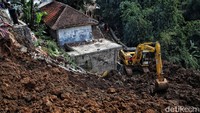 Saat ini alat berat sudah dikerahkan untuk membuka akses jalan desa. 