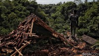 Sejumlah rumah di Desa Cijedil rusak diterjang longsor.