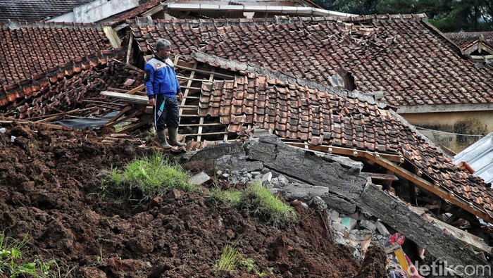 Gempa yang terjadi di wilayah Cianjur, Jawa Barat, menyebabkan longsor di sejumlah titik. Salah satu titik longsor terjadi di Desa Cijedil, Kecamatan Cugenang.