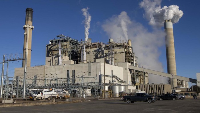 Penampakan PLTU di AS yang Mau Pensiun 2025 KEMMERER, WY - NOVEMBER 22: A coal mine operated by Westmoreland Coal is seen November 22, 2022 in Kemmerer, Wyoming. The coal from the mine is used to run the nearby Naughton power plant, which will be decommissioned in 2025. The mine will continue to operate. (Photo by Natalie Behring/Getty Images)