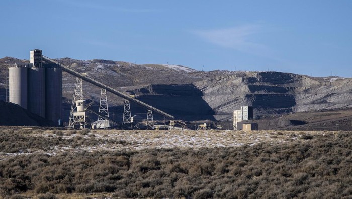 Penampakan PLTU di AS yang Mau Pensiun 2025 KEMMERER, WY - NOVEMBER 22: A coal mine operated by Westmoreland Coal is seen November 22, 2022 in Kemmerer, Wyoming. The coal from the mine is used to run the nearby Naughton power plant, which will be decommissioned in 2025. The mine will continue to operate. (Photo by Natalie Behring/Getty Images)