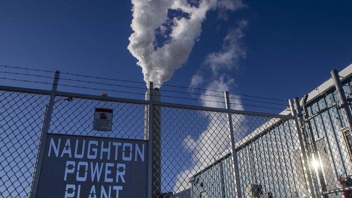 Penampakan PLTU di AS yang Mau Pensiun 2025 KEMMERER, WY - NOVEMBER 22: A coal mine operated by Westmoreland Coal is seen November 22, 2022 in Kemmerer, Wyoming. The coal from the mine is used to run the nearby Naughton power plant, which will be decommissioned in 2025. The mine will continue to operate. (Photo by Natalie Behring/Getty Images)