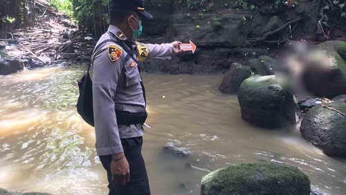 Penemuan mayat pria tanpa identitas di Sungai Tunduh dekat Obyek Wisata Monkey Forest Ubud. (Dok. Polsek Ubud)