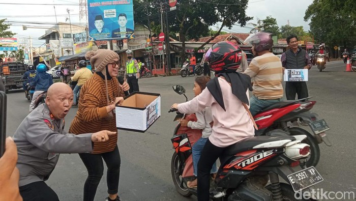 Penyanyi dangdut Pantura, Diana Satra ngamen untuk membantu korban gempa Cianjur.