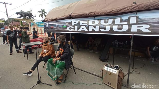 Penyanyi dangdut Pantura, Diana Satra ngamen untuk membantu korban gempa Cianjur.