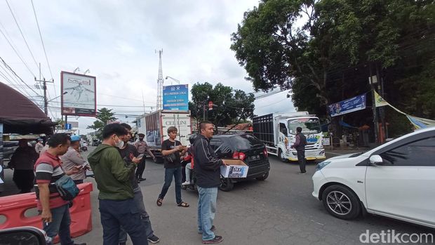Penyanyi dangdut Pantura, Diana Satra ngamen untuk membantu korban gempa Cianjur.
