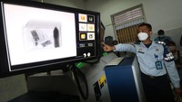 Petugas mengamati layar monitor mesin x-ray yang menampilkan dua buah telepon seluler dalam roti tawar di Lembaga Pemasyarakatan (Lapas) Kelas 2A Kediri, Jawa Timur, Selasa (22/11/2022). 