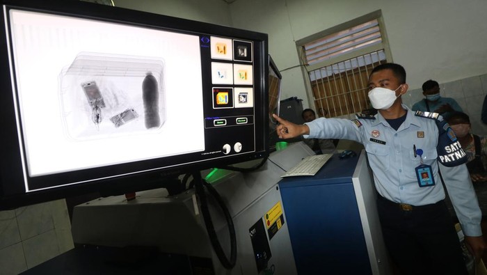 PENYELUNDUPAN TELEPON SELULER DI LAPAS KEDIRI Kepala Lembaga Pemasyarakatan (Lapas) Kelas 2A Kediri Muhammad Hanafi memperlihatkan roti tawar berisi telepon seluler yang berhasil diamankan di Kota Kediri, Jawa Timur, Selasa (22/11/2022). Petugas lapas berhasil menggagalkan penyelundupan dua buah telepon seluler lengkap beserta chargernya dalam roti tawar yang dibawa oleh seorang pengunjung untuk salah seorang narapidana kasus narkoba. ANTARA FOTO/Prasetia Fauzani/aww.