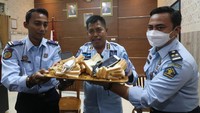 Roti tawar itu dibawa oleh seorang pengunjung untuk salah seorang narapidana kasus narkoba.  