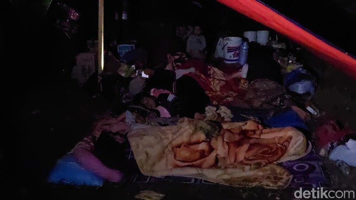 Penyintas Gempa Cianjur Beristirahat di Pengungsian