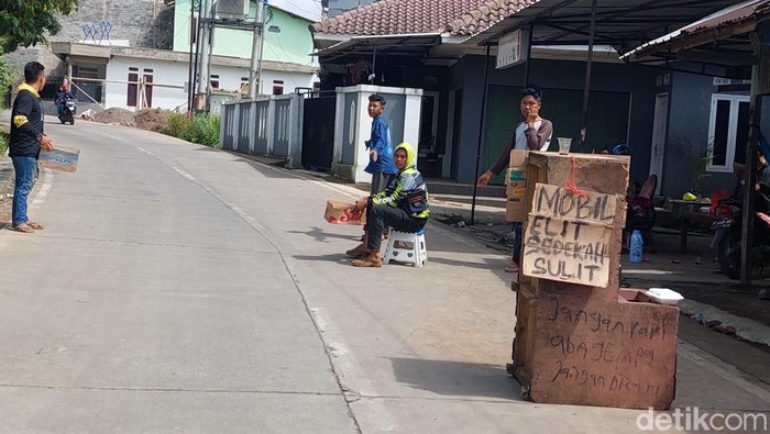 Penyintas gempa Cianjur minta bantuan warga.