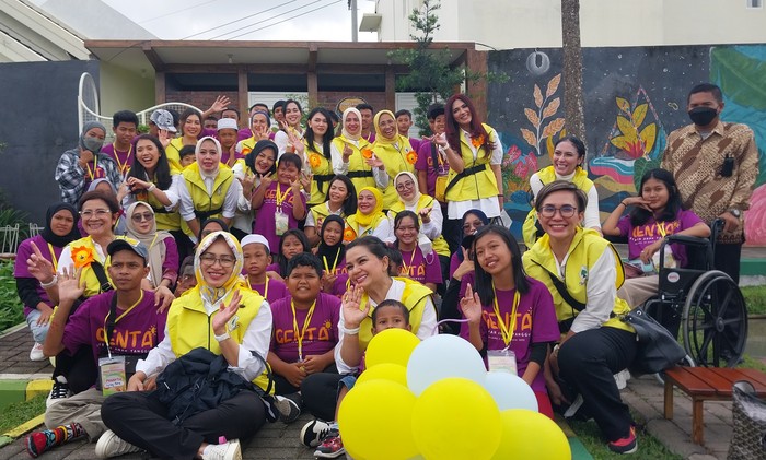 Perempuan Golkar Bersatu berfoto bersama penyintas dan korban Tragedi Kanjuruhan.