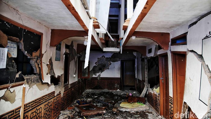 Sejumlah santri beraktivitas di kawasan Pesantren Darul Huda yang hancur karena gempa, Desa Gasol, Cugenang, Cianjur, Jawa Barat, (23/11/2022). Pesantren tersebut hancur karena gempa 5,6 sr pada Senin kemarin. Saat i ini banyak santri yang mengungsi di tenda darurat. Bahkan kawasan asrama dan rumah santri disana hancur seketika