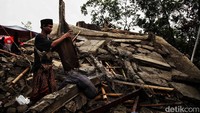 Bahkan, ada juga salah satu bangunan ponpes yang rata dengan tanah.