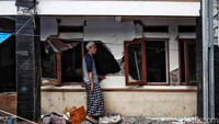 Berdasarkan data BPBD per Senin 21 November pukul 20.00, sebanyak 2.345 unit rumah atau bangunan rusak akibat gempa tersebut.