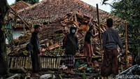 Sejumlah santri beraktivitas dan mengais reruntuhan puing-puing disekitar kawasan Pondok Pesantren Darul Huda yang hancur akibat gempa.