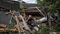 Bangunan ambruk dan tidak bisa digunakan lagi.