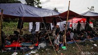 Para santri terpaksa tinggal di tenda darurat di tanah lapang dekat Pondokan mereka yang hancur.