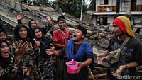 Berdasarkan data yang dihimpun BPBD per Senin 21 November pukul 20.00, gempa berimbas pada kerusakan sebanyak 2.345 unit rumah atau bangunan, 2 jembatan dan jalan, serta longsor di jalan nasional.