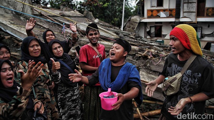 Sejumlah santri beraktivitas di kawasan Pesantren Darul Huda yang hancur karena gempa, Desa Gasol, Cugenang, Cianjur, Jawa Barat, (23/11/2022). Pesantren tersebut hancur karena gempa 5,6 sr pada Senin kemarin. Saat i ini banyak santri yang mengungsi di tenda darurat. Bahkan kawasan asrama dan rumah santri disana hancur seketika