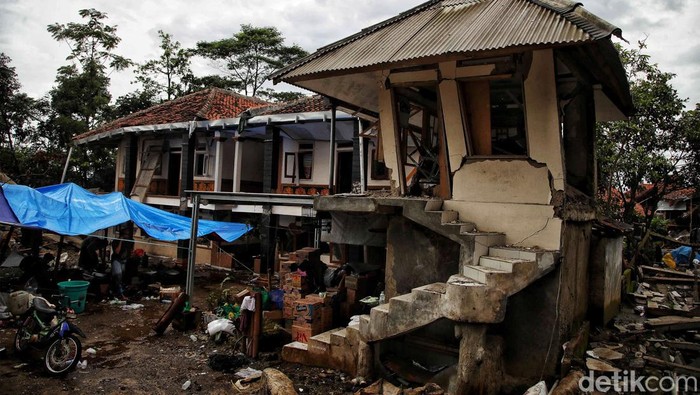 Pesantren Darul Huda Cianjur Hancur Sejumlah santri beraktivitas di kawasan Pesantren Darul Huda yang hancur karena gempa, Desa Gasol, Cugenang, Cianjur, Jawa Barat, (23/11/2022). Pesantren tersebut hancur karena gempa 5,6 sr pada Senin kemarin. Saat i ini banyak santri yang mengungsi di tenda darurat. Bahkan kawasan asrama dan rumah santri disana hancur seketika