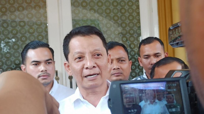 Pj Gubernur Aceh Achmad Marzuki saat memberikan keterangan terkait kasus polio usai menghadiri kegiatan “Kartu Prakerja Fest-Mini Temu Raya Aceh” di Amel Convention Hall, Banda Aceh, Rabu (23/11).