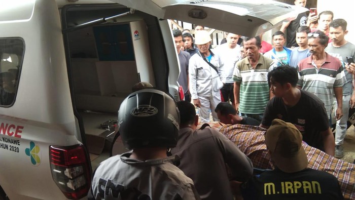 Polisi mengevakuasi jenazah wanita yang dibacok sadis oleh pacarnya di Konawe.