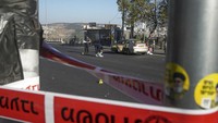 Halte bus tersebut saat ini diberi garis polisi. (AP Photo/Maya Alleruzzo)
