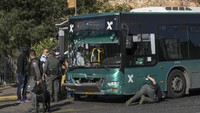 Salah satu mobil yang hancur akibat ledakan. Menurut polisi Israel, Ledakan tersebut menewaskan satu orang dan melukai sedikitnya 14 orang. (AP Photo/Mahmoud Illean)