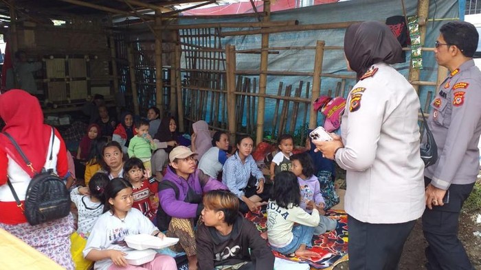 Polwan Polres Bogor Beri Trauma Healing Anak-anak Korban Gempa Cianjur