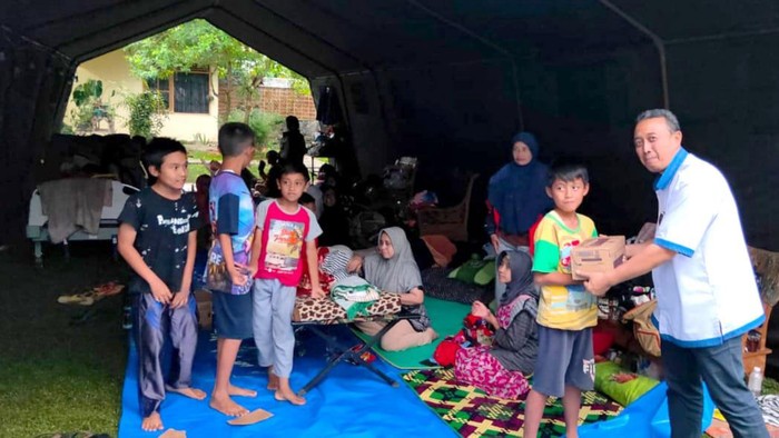 Potret Dapur Umum untuk Korban Gempa Cianjur Karyawan PT Bank Tabungan Negara (Persero) Tbk (BTN) menyerahkan bantuan berupa dapur umum dan sembako bagi korban gempa Cianjur, di Cianjur, Jawa Barat, Rabu (23/11). Bank BTN yang merupakan bagian dari Satgas Bencana BUMN sigap bergotong royong dengan Tentara Nasional Indonesia (TNI) serta masyarakat untuk membangun dapur umum di dua desa yakni Desa Cijedil dan Desa Joglo. Selain dapur umum, perseroan juga menyerahkan berbagai bahan makanan dan minuman untuk para korban terdampak bencana gempa tersebut.