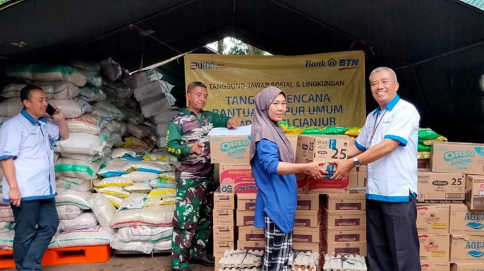 Karyawan PT Bank Tabungan Negara (Persero) Tbk (BTN) menyerahkan bantuan berupa dapur umum dan sembako bagi korban gempa Cianjur, di Cianjur, Jawa Barat, Rabu (23/11). Bank BTN yang merupakan bagian dari Satgas Bencana BUMN sigap bergotong royong dengan Tentara Nasional Indonesia (TNI) serta masyarakat untuk membangun dapur umum di dua desa yakni Desa Cijedil dan Desa Joglo. Selain dapur umum, perseroan juga menyerahkan berbagai bahan makanan dan minuman untuk para korban terdampak bencana gempa tersebut.