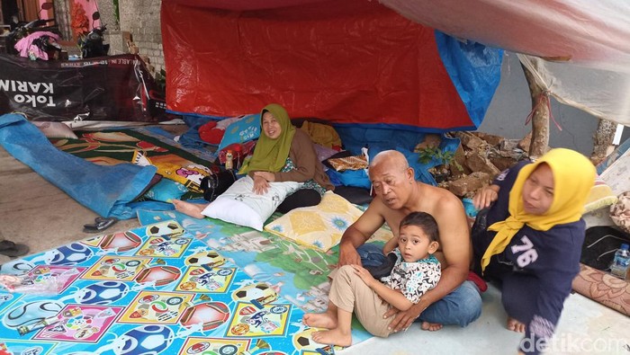 Potret kebersamaan warga di tenda darurat