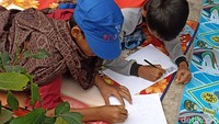 Sejumlah anak mengisi waktu luang di tenda pengungsian dengan menggambar (Foto: Ikbal Selamet/detikJabar).