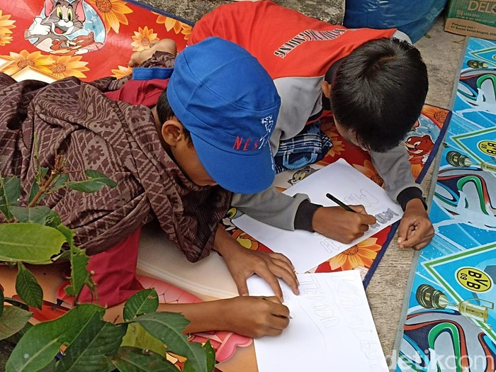 Potret kebersamaan warga di tenda darurat