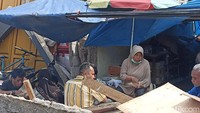 Potret satu keluarga makan bersama di tengah reruntuhan bangunan yang ambruk (Foto: Ikbal Selamet/detikJabar).