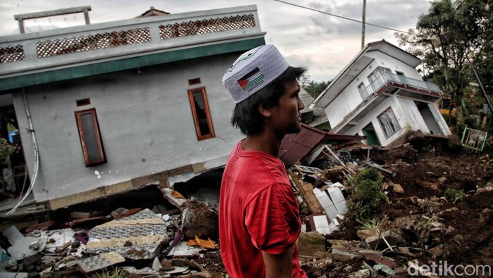 Sebuah taman kanak-kanak di Desa Cijedil, Kecamatam Cugenang, Cianjur, hancur akibat gempa bumi. Begini potretnya.