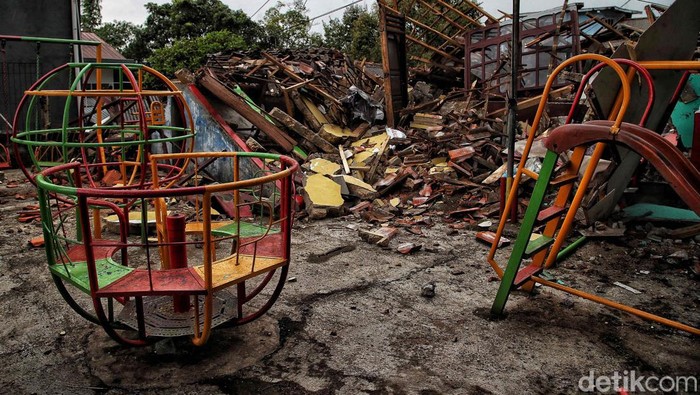 Sebuah taman kanak-kanak di Desa Cijedil, Kecamatam Cugenang, Cianjur, hancur akibat gempa bumi. Begini potretnya.