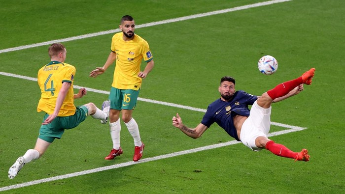 Soccer Football - FIFA World Cup Qatar 2022 - Group D - France v Australia - Al Janoub Stadium, Al Wakrah, Qatar - November 22, 2022 Frances Olivier Giroud shoots at goal REUTERS/Molly Darlington     TPX IMAGES OF THE DAY