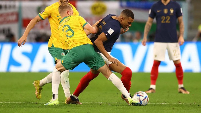Soccer Football - FIFA World Cup Qatar 2022 - Group D - France v Australia - Al Janoub Stadium, Al Wakrah, Qatar - November 22, 2022  Australias Mathew Leckie and Nathaniel Atkinson in action with Frances Kylian Mbappe REUTERS/Kai Pfaffenbach