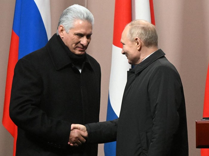 Cuban President Miguel Diaz-Canel shakes hands with Russian President Vladimir Putin during an unveiling ceremony of a monument to late Cuban leader Fidel Castro in Moscow, Russia November 22, 2022. Sputnik/Sergey Guneev/Kremlin via REUTERS
