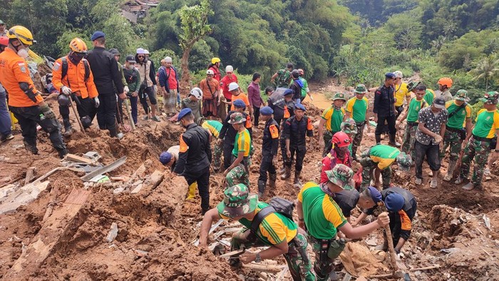 Proses evakuasi korban gempa Cianjur di tengah gempa susulan.